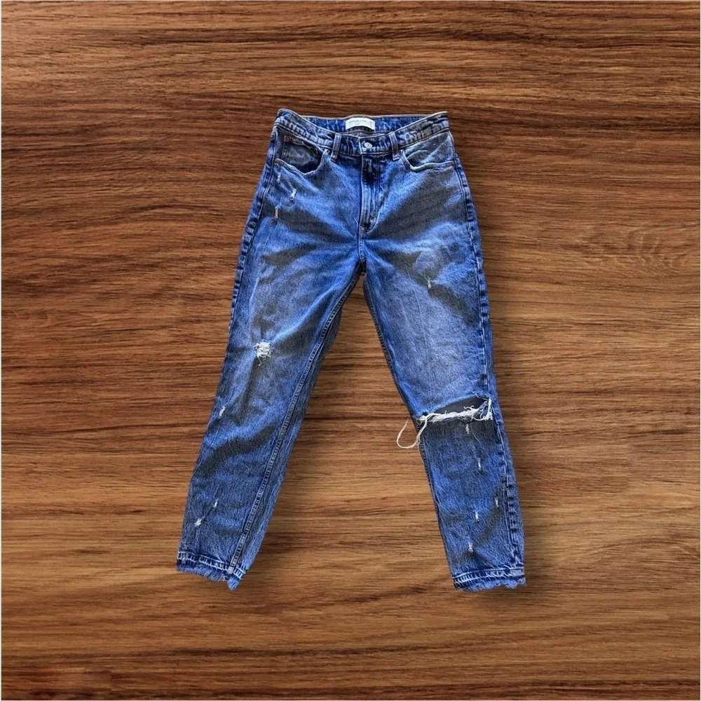 Abercrombie & Fitch The Mom High Rise Blue Jeans Distress Size 28/ 6L Pocket Zip